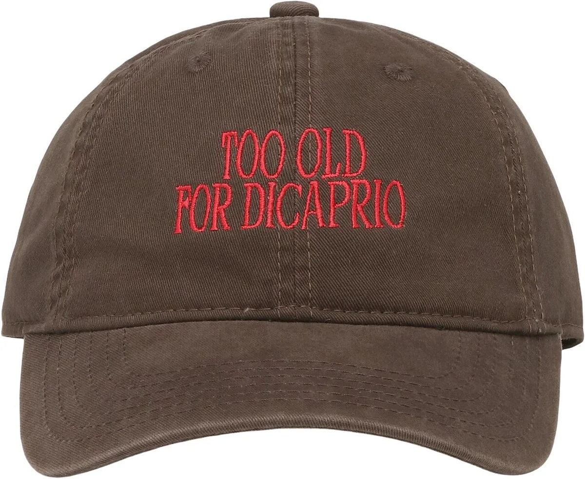Too Old For DiCaprio Cap i brun 100% bomuld med rød brodering og justerbar lukning – køb hos butikalrum.dk.