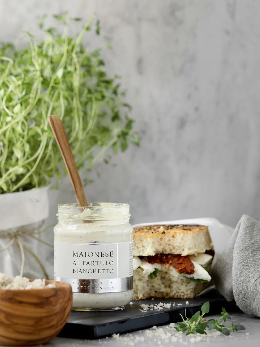 Trøffelmayonnaise med hvid trøffel – cremet dip til sandwich, burger og pomfritter.