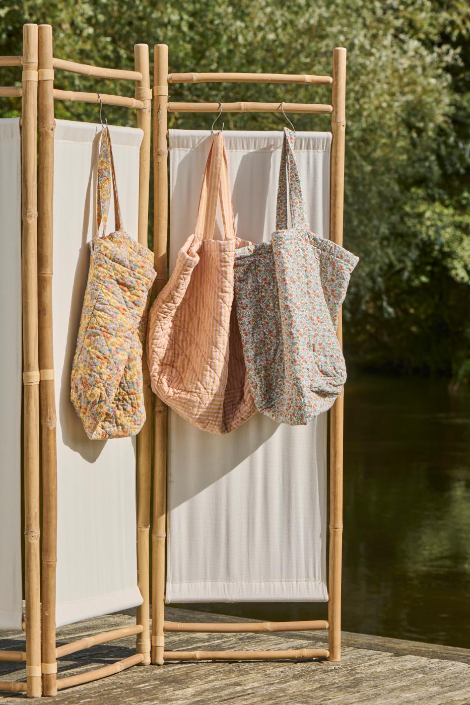 Rumdeler i bambus med offwhite stof til hyggelig boligindretning – køb hos Butik Alrum på Amager eller bestil online på butikalrum.dk.