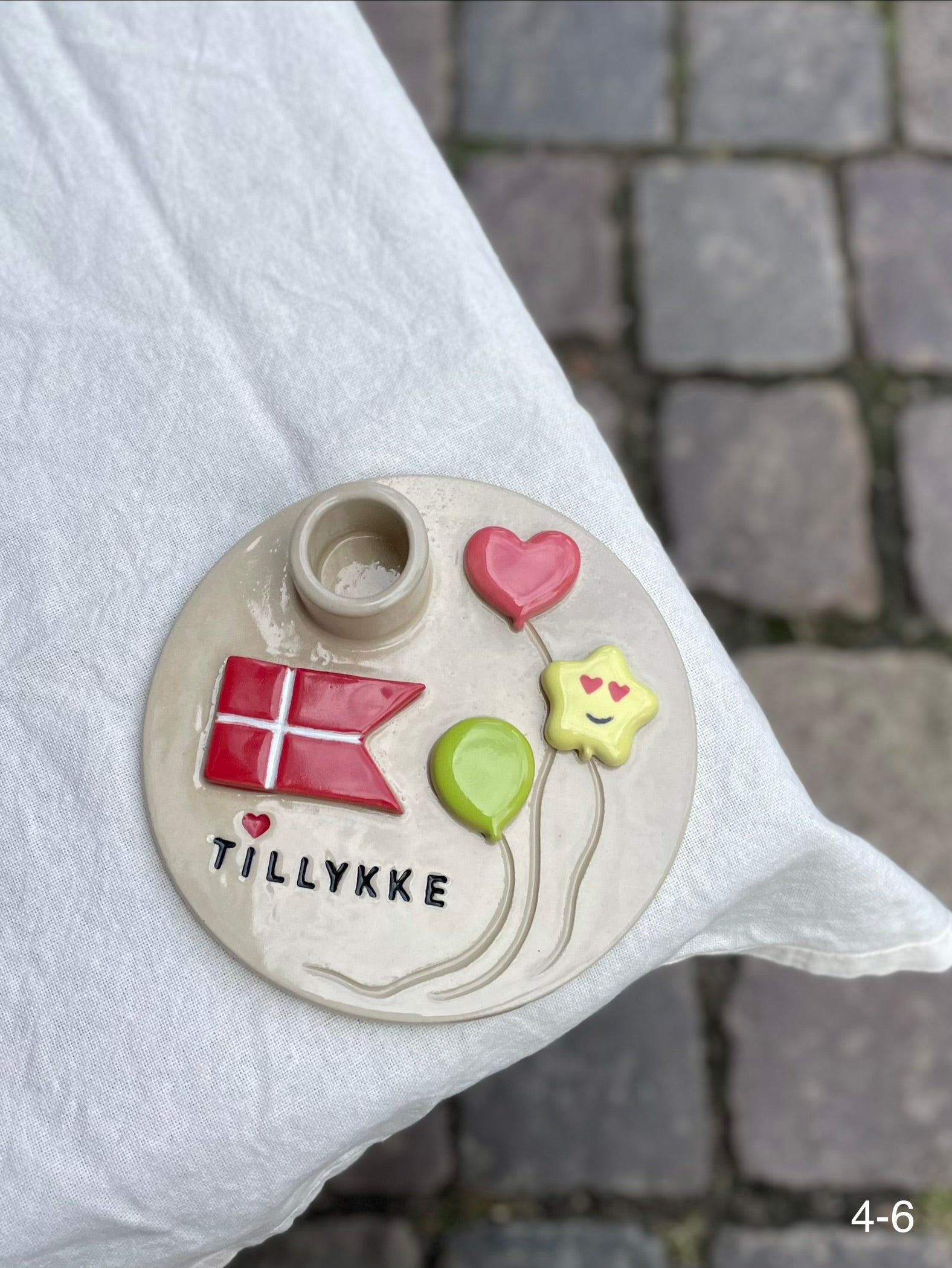 Håndlavet keramiklysestage med teksten "Tillykke" og små balloner – køb hos Butik Alrum