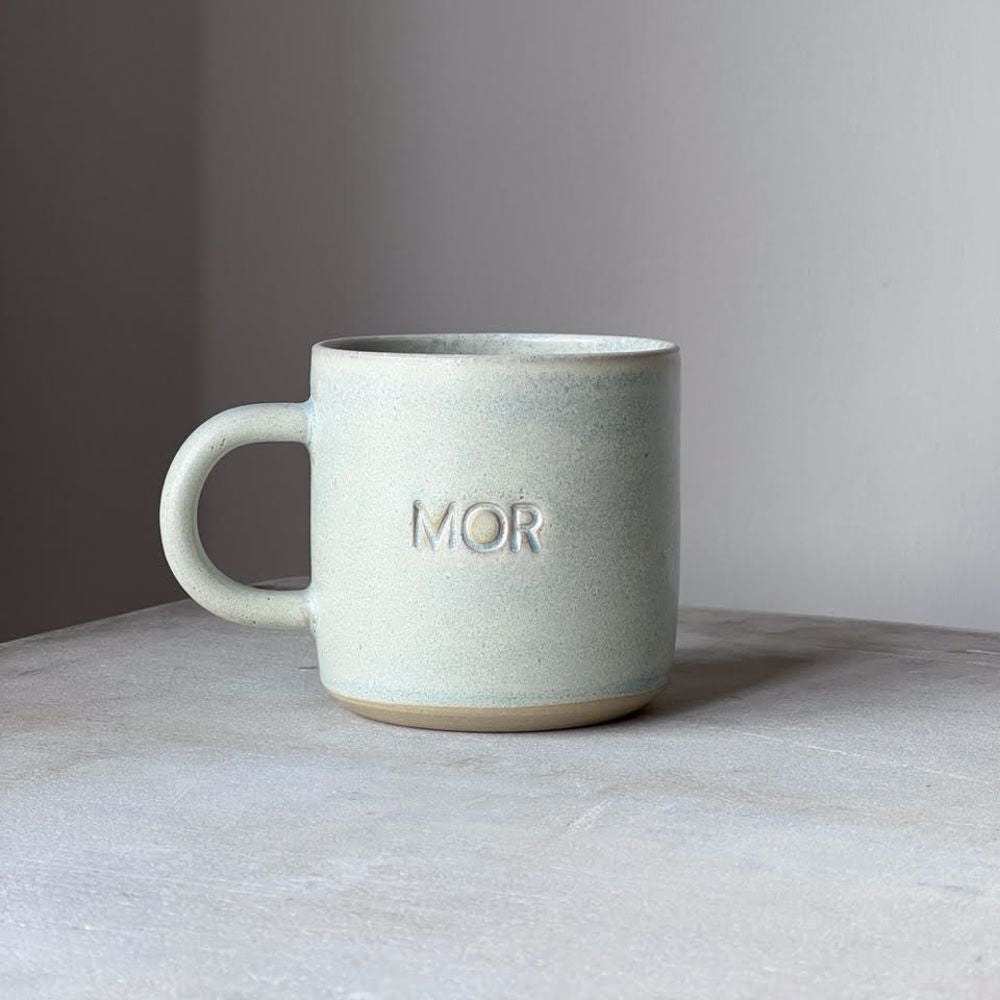 Oda Morkop i Mint – hånddrejet kop med ergonomisk hank, designet til at hylde mødrene. Unik og funktionel gaveidé.