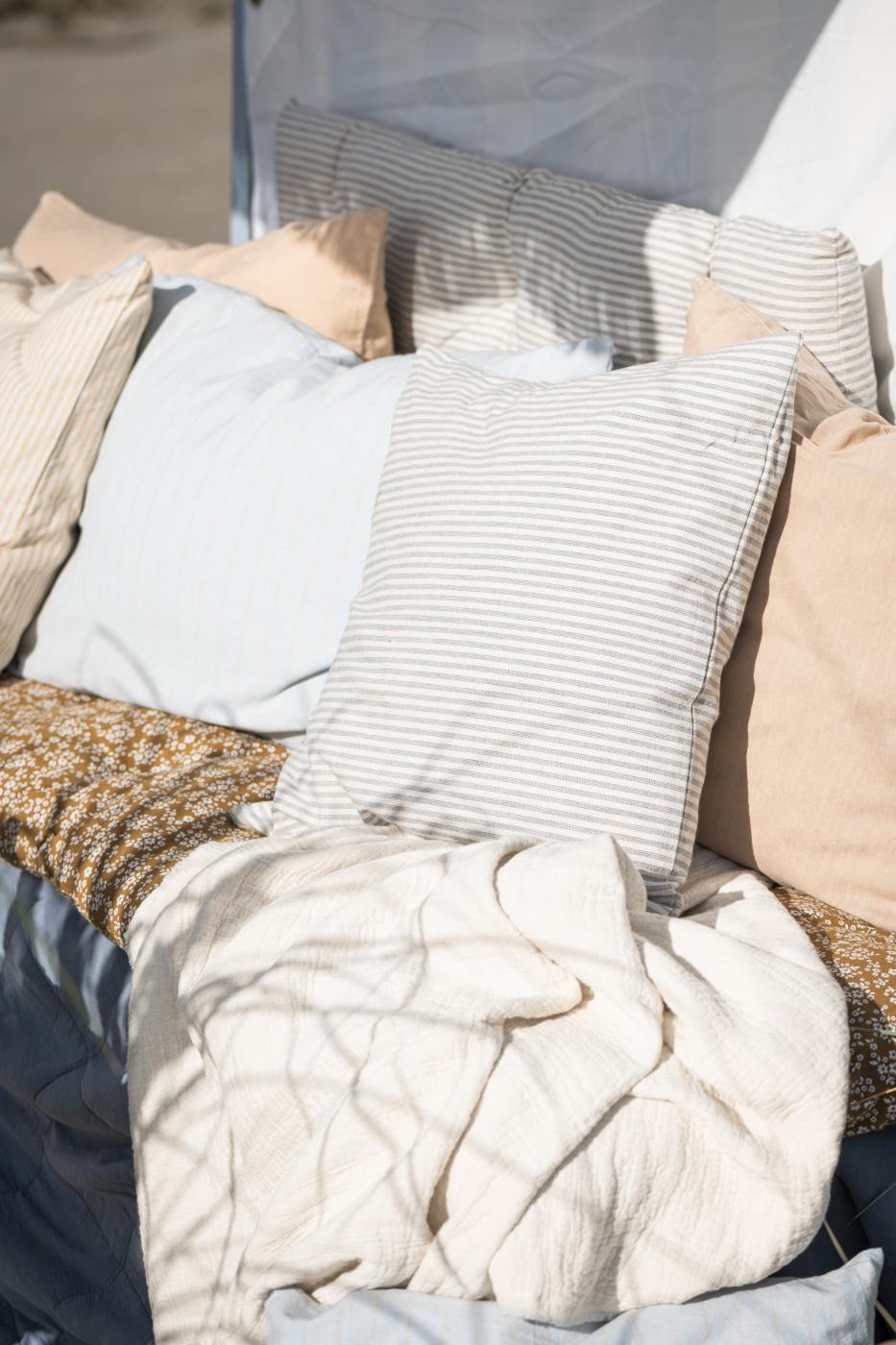 Køb vævet bomuldstæppe i blød bomuld hos butikalrum.dk – perfekt til stue og terrasse