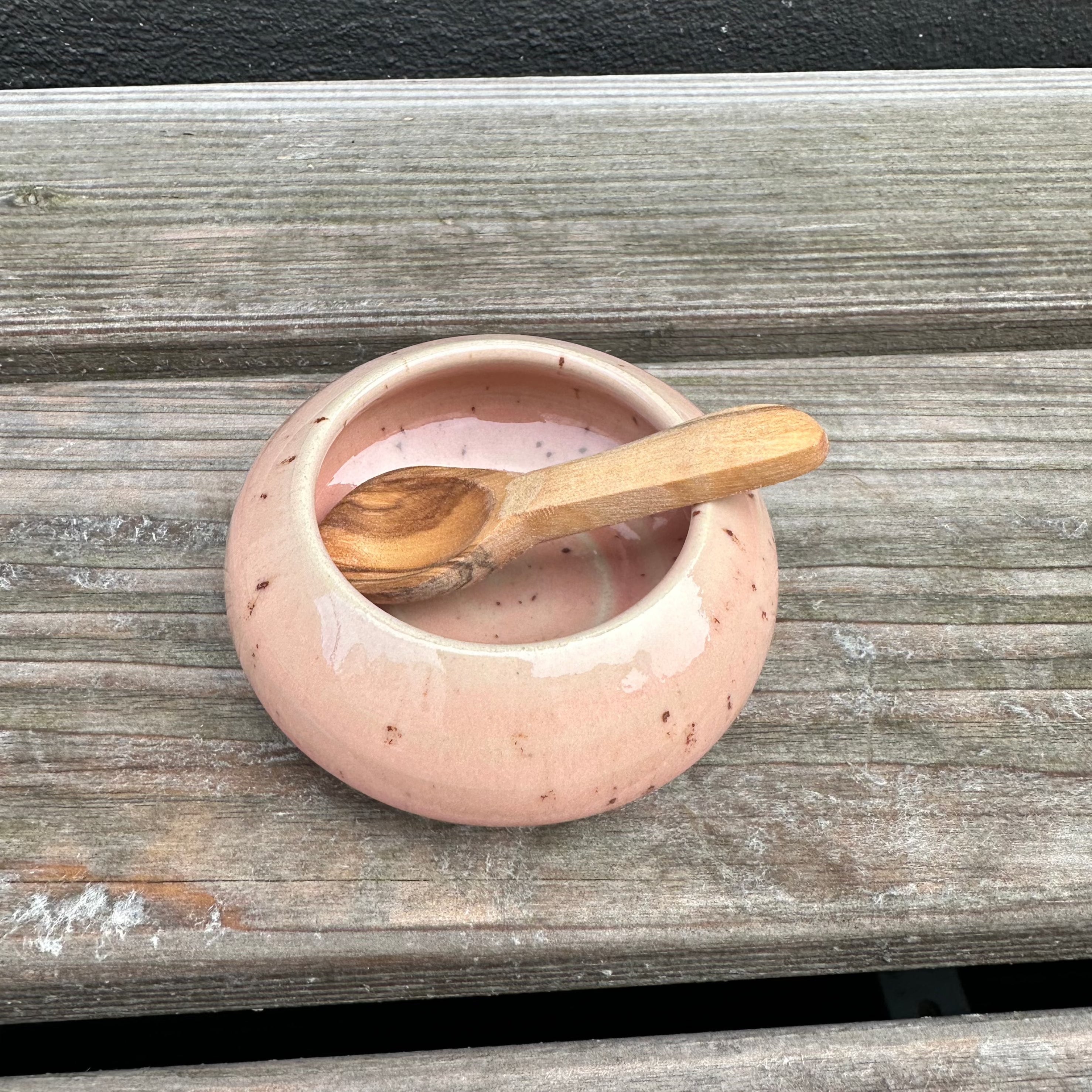 vang-keramik-salt-kar-med-ske-lyserød