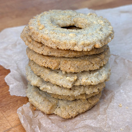 Sprøde vaniljekranse fra Småkageriet med ægte vanilje og hakkede mandler – klassiske småkager til julens kaffebord – køb hos butikalrum.dk.
