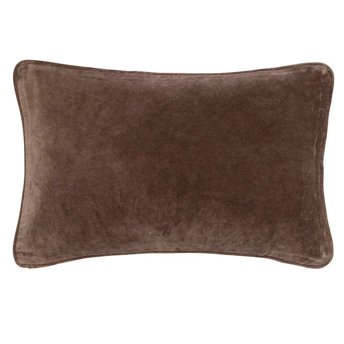 Brunt velour pudebetræk i 100% bomuldsvelour, 33x50 cm, med paspelkant og perlemorsknapper.