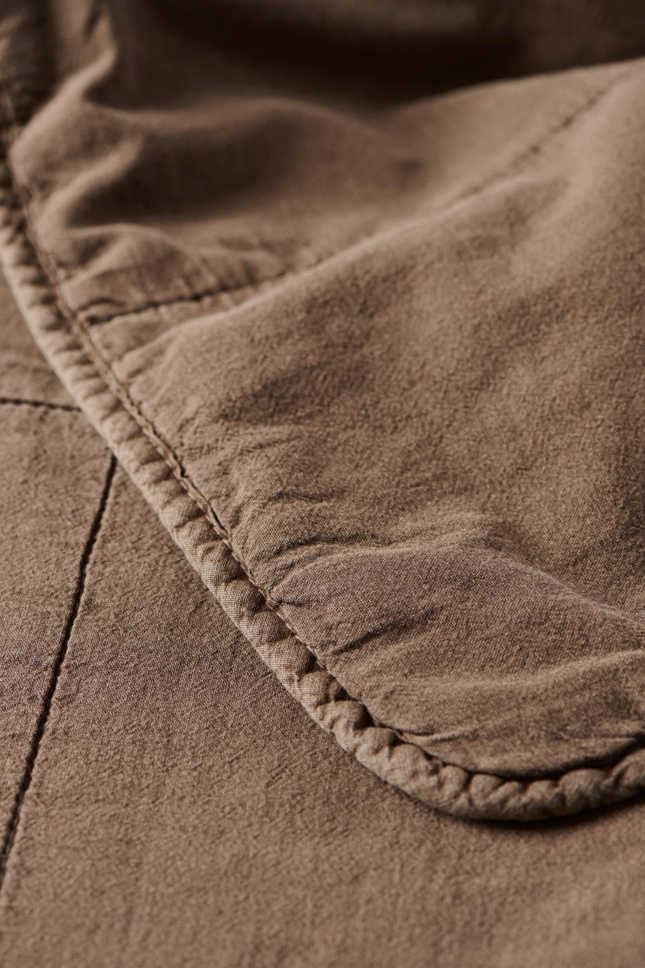 Vintage Quilt sengetæppe til dobbeltseng i Truffle med blød bomuld og stenvasket vintage-look – køb hos butikalrum.dk.