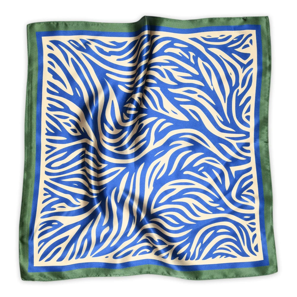 Ziva Small Silk Scarf fra MPwoman i True Blue med bølget mønster og grøn kant, 100% silke – køb hos butikalrum.dk.